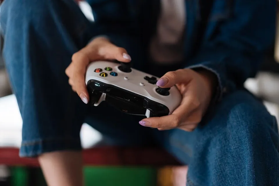 ゲームコントローラーを操作する手元