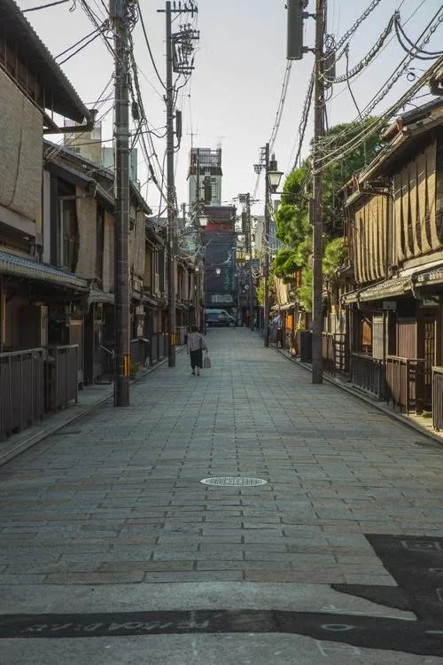 京都の路地を歩く後ろ姿