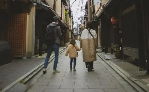 親子で街を歩く後ろ姿